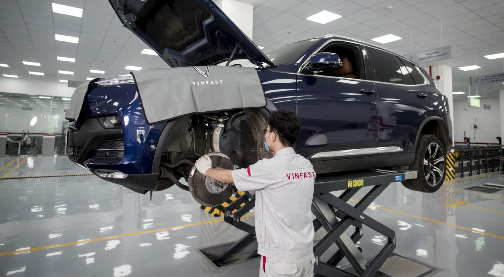thay pin xe điện vinfast tại xưởng dịch vụ